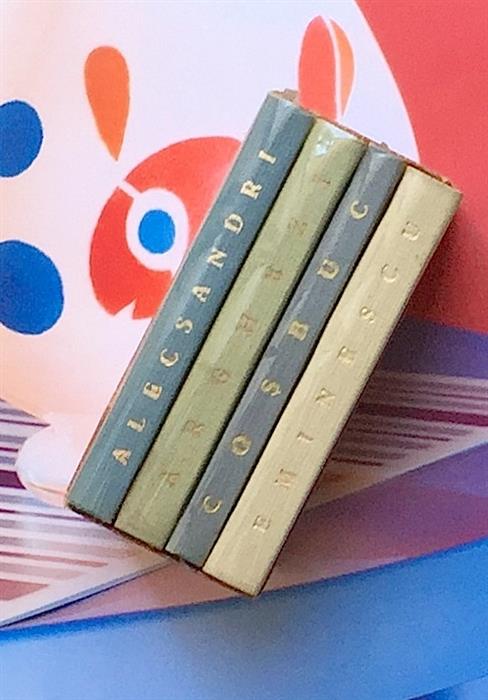 Lot 4 volume de poezii format liliput pe hartie tip foita de tigarete
